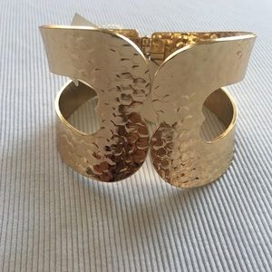 ✨Gold tone cuff Bracelet✨🔥